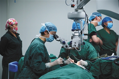 2016年7月8日，四川甘孜州人民医院，义诊专家在为当地藏族老人做白内障手术。