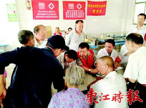  惠州志愿者为湖北受灾群众诊疗。 张耀明供图
