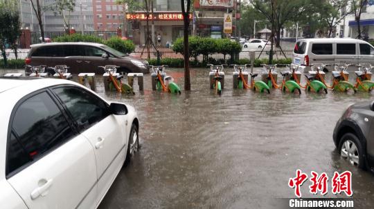 山西太原强降雨天气致多辆汽车被淹行人举步维艰