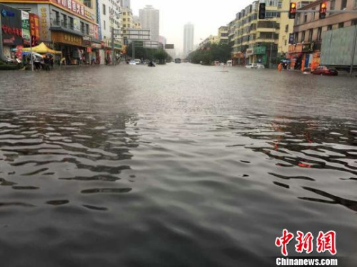 18日晚间至19日，山西迎来持续性强降雨天气。　韦亮摄