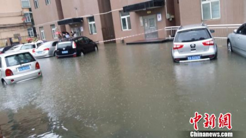 太原市部分地势低洼道路及社区内，大量小轿车浸泡在水中。　刘小红摄