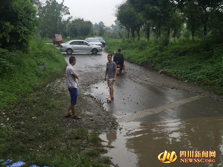 在隧道口等候失主和提醒驾驶员的宇大哥和李大哥