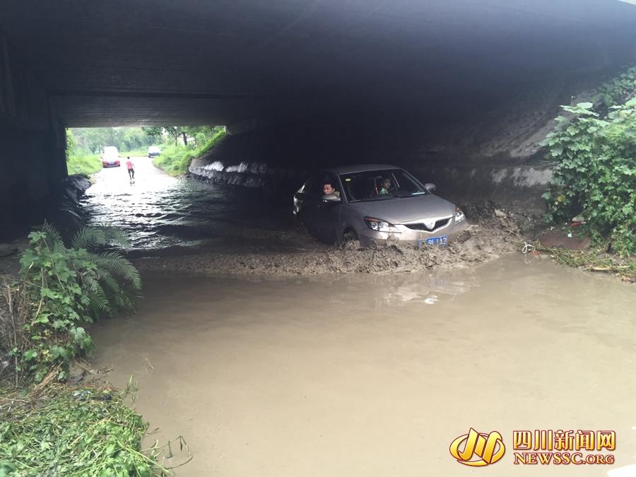 涉水而过的小轿车