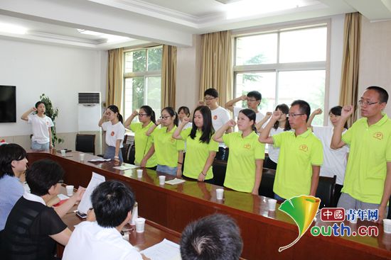 富平县志愿者宋倩倩带领新到岗全体志愿者进行宣誓。富平县团委 供图