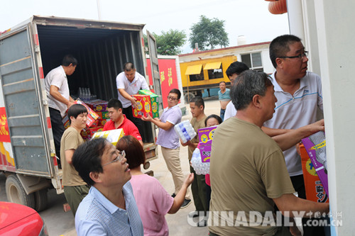 河北暴雨致多地受灾 河北慈善联合救援队发放近6.9万元救灾物资