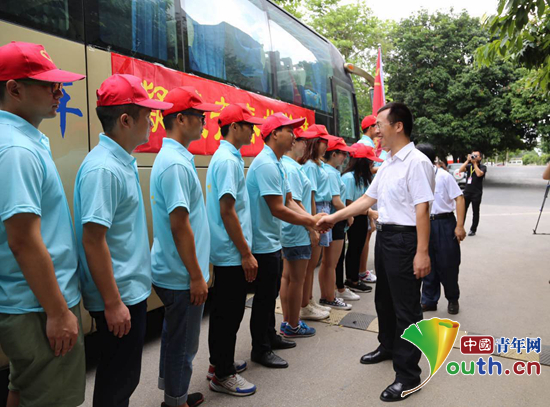 团广西区委副书记刘玄启与参加出征仪式的2016年西部计划志愿者握手。广西自治区团委 供图