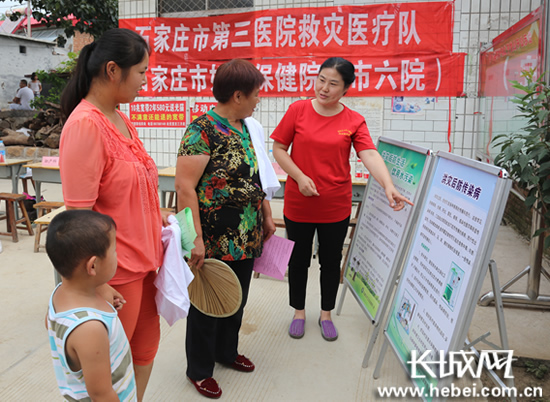 现场宣传妇幼保健知识。石家庄市卫生监督局供图