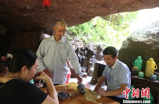 老人1983年退休后就开始在这里为游客泡茶，一坚持就是23年。　姜涛摄