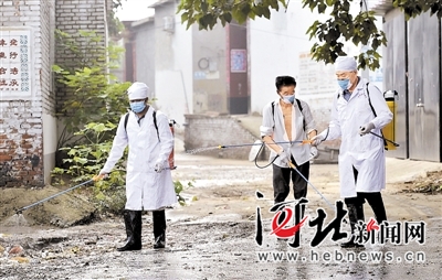 8月2日，赞皇县卫生防疫中心的工作人员在下王小峪村对村里的垃圾场进行卫生防疫现场消杀工作。