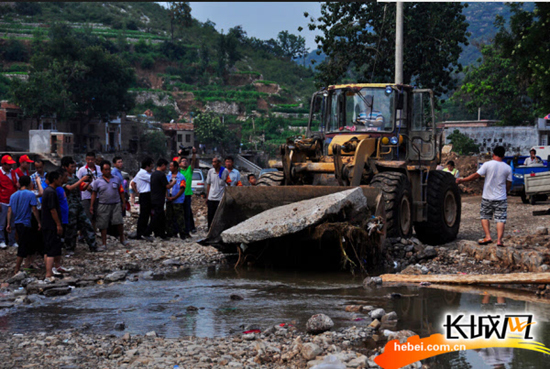 资料图：磁县陶泉乡五里河村村民在修整道路。
