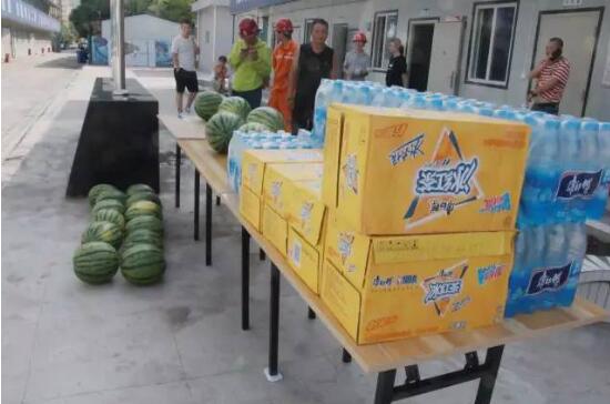 　　九龙医院准备的矿泉水、冰红茶、西瓜等慰问品