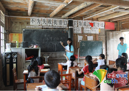 龙胜县西部计划志愿者在中六村小学举办“金色防线，呵护成长”儿童自护教育。