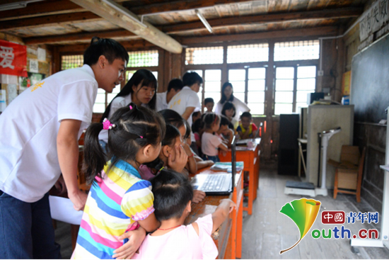 龙胜县志愿者在中六村小学举办安全知识，橙熟于心安全小讲座。龙胜县团委 供图