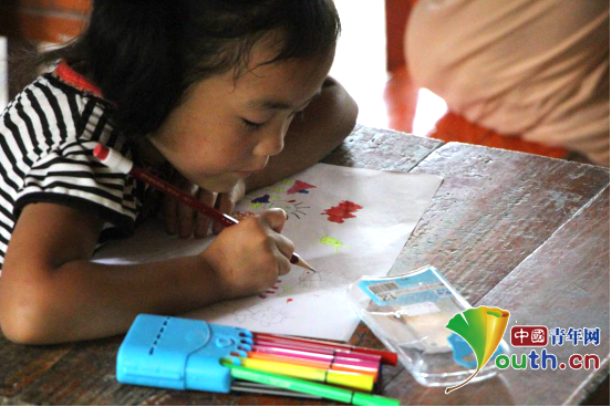 龙胜县志愿者指导孩子画画。祝圆静 供图