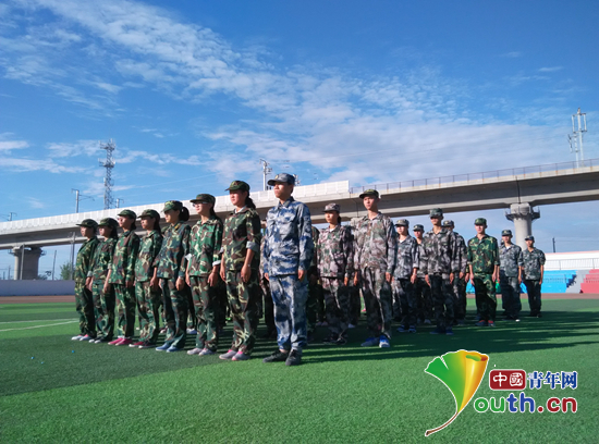 第十三师红星高级中学在学校操场举行新生军训开营仪式。河南师大研支团 供图