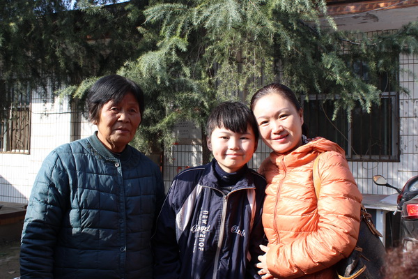 开封市社科联副主席张艳华和她资助的孩子.JPG