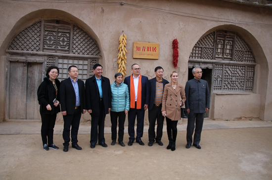 刘琅董事长到村使馆和知青旧居考察学习。