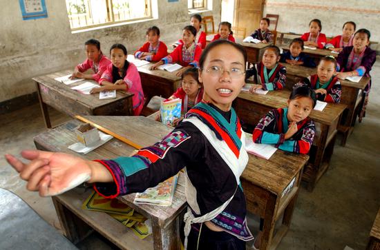 凤桂鲜，在春蕾计划的帮助下，她和十余名女童成为全村有史以来第一批上学的女孩子。毕业后，她回到家乡，成为全县第一位红瑶女教师。 雷声 摄影