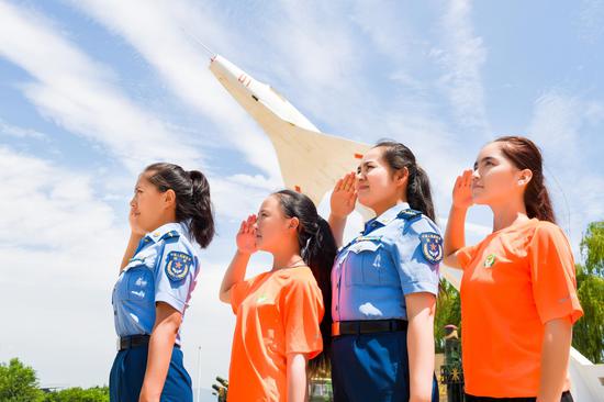 玉卓玛、米合伦沙与春蕾女童们一起向我们的祖国和空军敬礼 王鑫 摄影