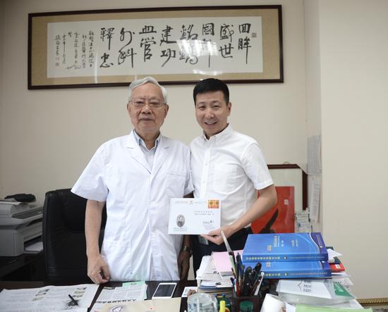 图:采访颁奖词宣读嘉宾中国科学院院士、首都医科大学宣武医院汪忠镐教授