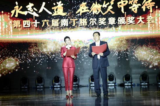 图:大会主题诗歌朗诵《在微笑中等待》 作者:七月 旭东 朗诵:春妮 杨立新