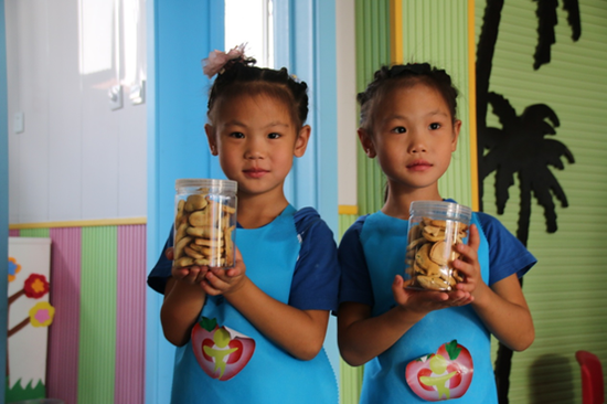 康复机构的孩子们做的爱心饼干，为捐赠者提前送去中秋祝福。