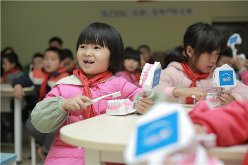 来自湖南长沙汪氏口腔的牙医在为孩子们上一堂生动有趣的爱牙健康教育课