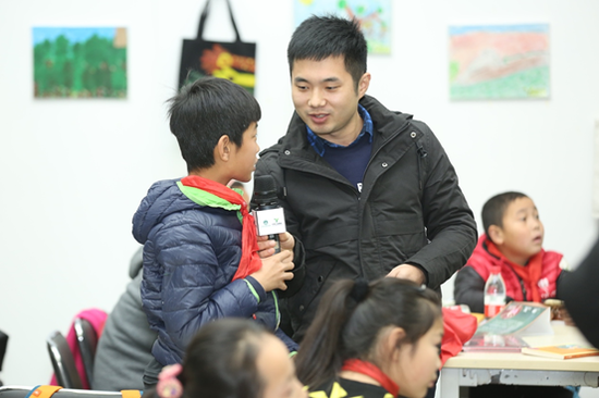 重庆项目阅读教学种子师资、重庆救助儿童基金会的副秘书长张仁维阅读示范课