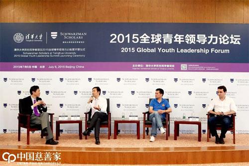 2015年7月6日，在清华大学苏世民学者项目2015全球青年领导力论坛上，邓锋（左二）与苏世民书院创始院长李稻葵（左一）、免费午餐以及e农计划发起人邓飞（右二）、美丽中国创始人、首席执行官潘勋卓（右一），围绕“创新创业与全球青年领导力”这一主题进行了交流。