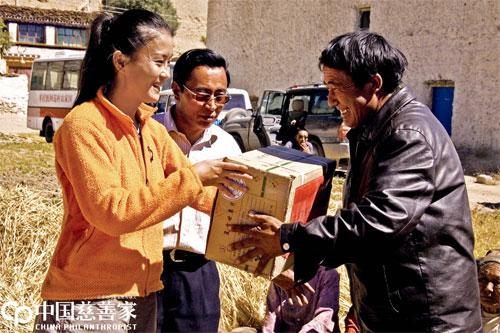 2007年，北京苹果慈善基金会为阿里捐赠药品，王秋杨亲手将药品送到藏民手中。