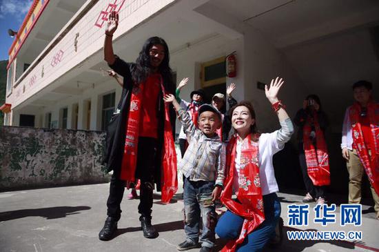 陈数和马尔康当地的小学生在一起