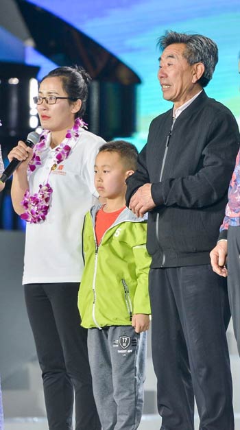 马维帅（右一）和女儿马君（左一）一起登上第三届马云乡村教师奖颁奖典礼。