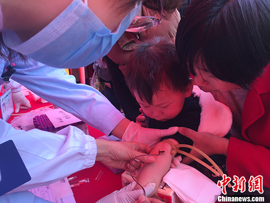 图为在杭州举行的爱耳日公益活动中采血现场的情况。
<a target=