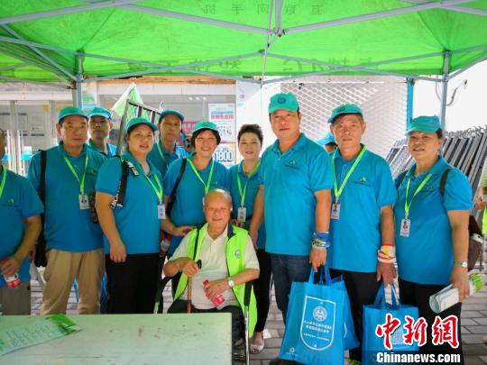 91岁的何存济与志愿者一起宣传环保。乐清环保供图