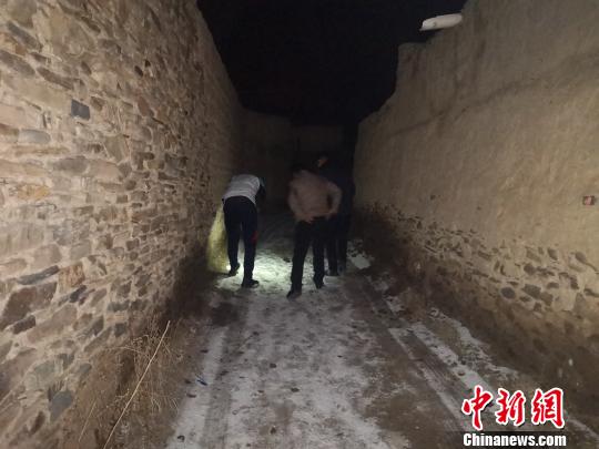 青海通天河流域人口较多区域首次记录到雪豹“进城”画面