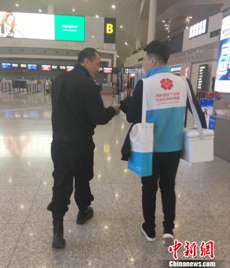 图为甘肃省红十字会的工作人员刘江护送造血干细胞捐献者的160毫升“生命种子”赶赴广州的背影。　钟欣 摄