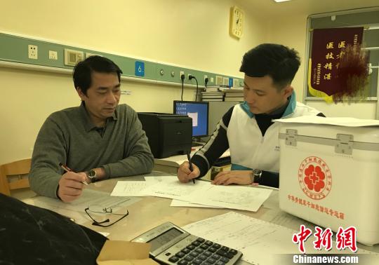 1月11日凌晨1时30分，刘江下了飞机，一路飞奔，终于抵达受捐患者所的在广州某医院，将“生命种子”交给了正在焦急等待中的医护人员。　钟欣 摄