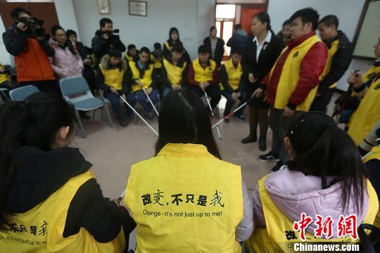 视障学生在导师的指导下学习。　泱波 摄