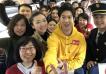 人民网“幸福回家路”列车末班车抵达终点　遇现实版《三分钟》众人泪奔