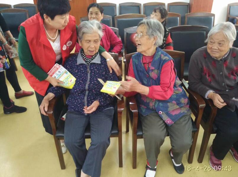 房泽秋志愿服务驿站组织社区老人开展“庆五一·健康行”公益健康体检活动