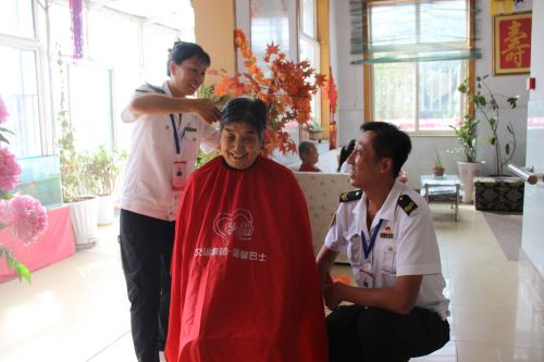 志愿者为老人提供理发、陪伴、按摩等服务