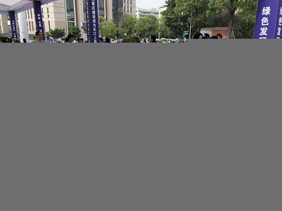 志愿者服务队向市民宣传如何进行垃圾分类。 记者 冯司宇 摄（图三）.jpg