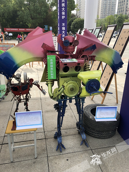 现场展示的汽车机器人。 记者 冯司宇 摄（图二）.jpg