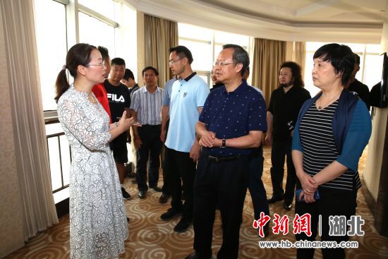 陈萍（左一）向嘉宾介绍稻花香集团 张丽 王佩佩 摄
