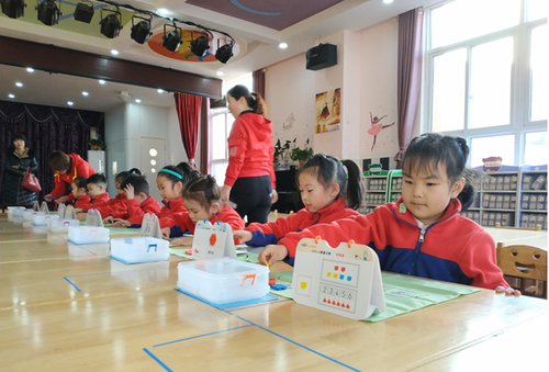图为参会代表在考察调研蓝田县幼儿园项目实施情况。
