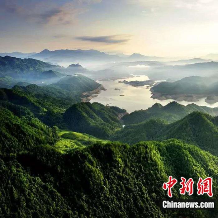 三明森林覆盖率78.73%，是中国最绿省份福建的最绿城市。图为三明大金湖水上丹霞地貌。雷雨亭 摄