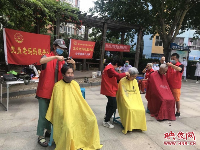 郑州：志愿者建立“临时理发室” 免费为社区老人理发