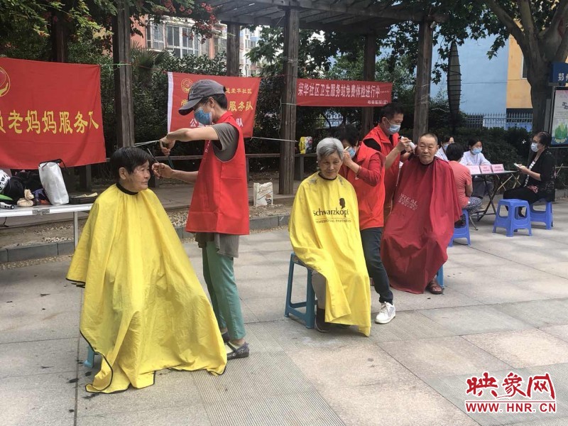 郑州：志愿者建立“临时理发室” 免费为社区老人理发