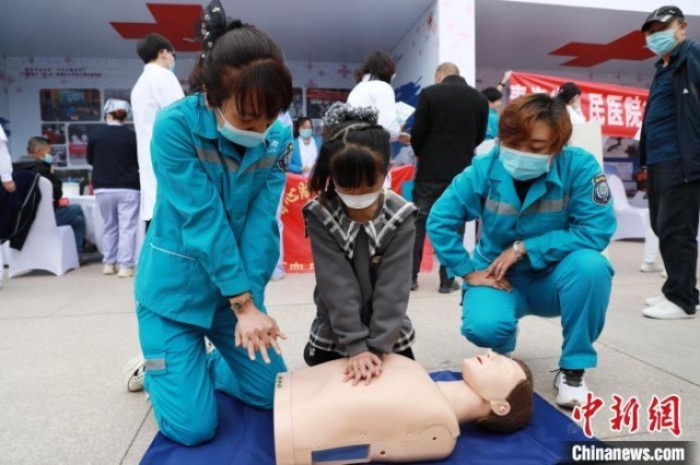 青海西宁开展“5·8”世界红十字日人道公益活动