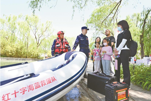 北京市海淀区红十字海蓝救援队开展“救在身边”宣传活动